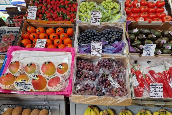 Фрукты на Комаровском рынке - Sputnik Беларусь