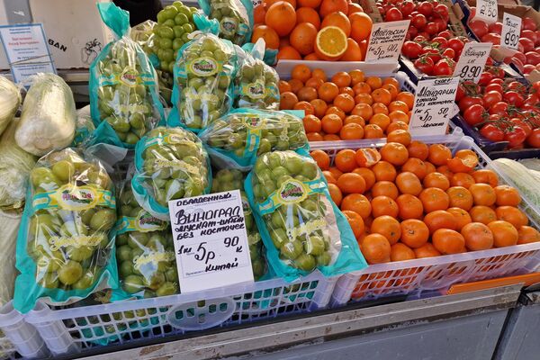 Фрукты на Комаровском рынке - Sputnik Беларусь