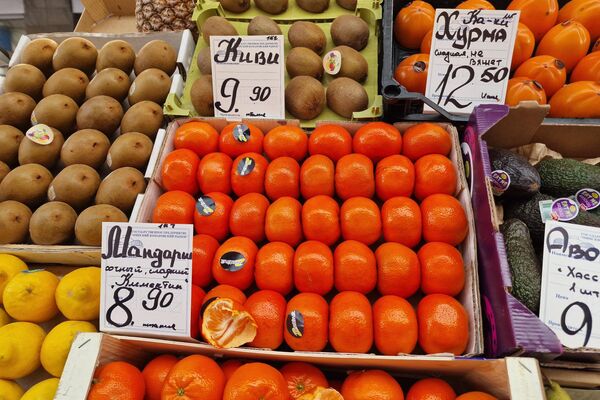 Фрукты на Комаровском рынке - Sputnik Беларусь