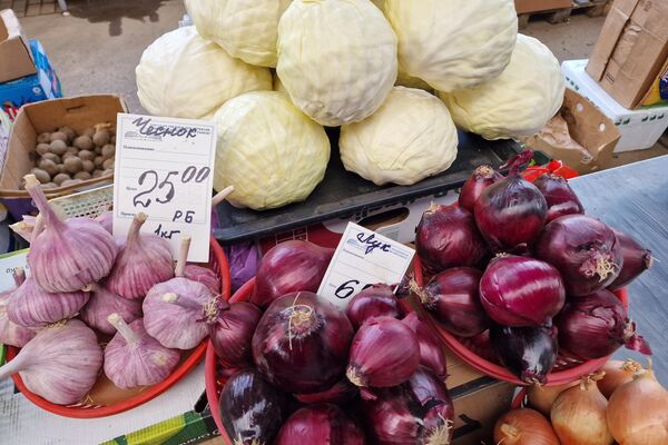 Овощи на Комаровском рынке - Sputnik Беларусь