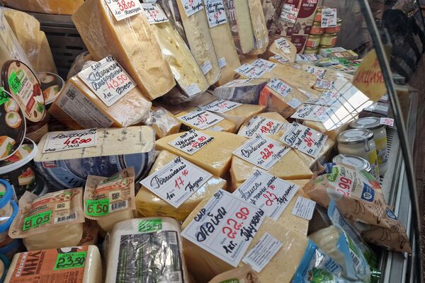 Продажа сыра на Комаровском рынке - Sputnik Беларусь