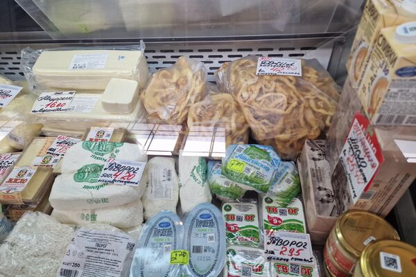 Продажа сыра на Комаровском рынке - Sputnik Беларусь