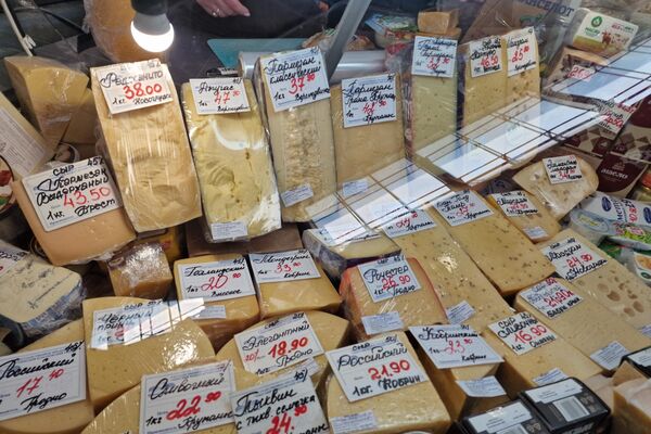 Продажа сыра на Комаровском рынке - Sputnik Беларусь