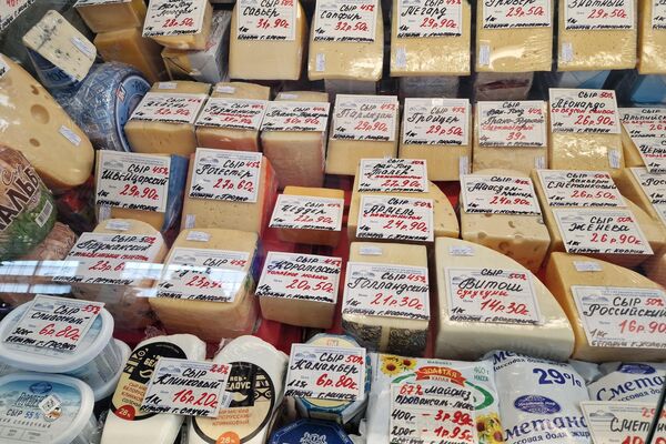 Продажа сыра на Комаровском рынке - Sputnik Беларусь