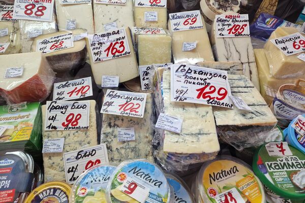 Продажа сыра на Комаровском рынке - Sputnik Беларусь