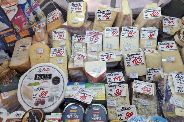 Продажа сыра на Комаровском рынке - Sputnik Беларусь