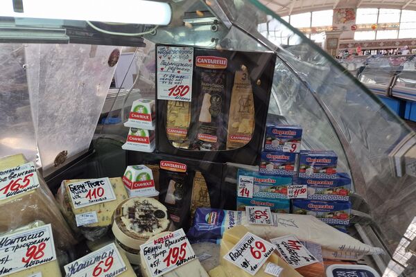 Продажа сыра на Комаровском рынке - Sputnik Беларусь