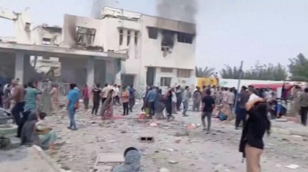 Черный дым поднимается над разрушенным зданием школы для девочек в Минабе, Иран (28 февраля 2026 года).