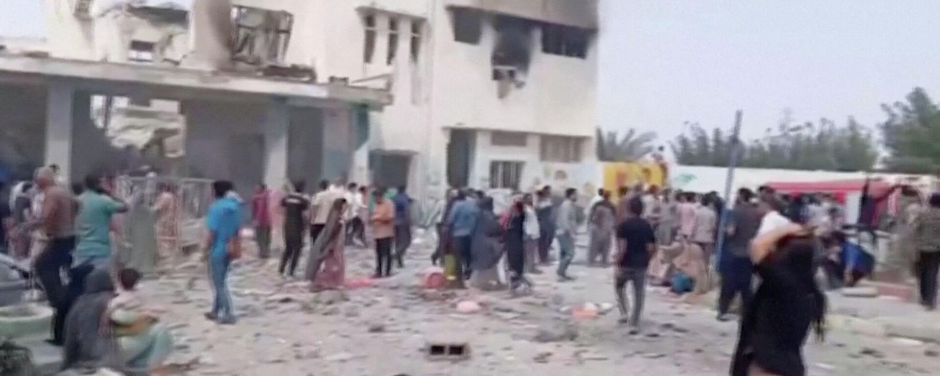 Черный дым поднимается над разрушенным зданием школы в Минабе, Иран - Sputnik Беларусь, 1920, 22.03.2026