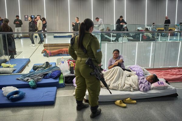 Люди укрываются в подземной станции метро в Рамат-Гане, Израиль