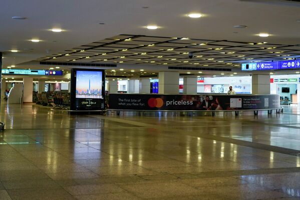 Пустой зал прибытия в международном аэропорту Дубая в ОАЭ после введенного запрета на ввозные авиарейсы в связи с началом атак США и Израиля на Иран (5 марта 2026 года).