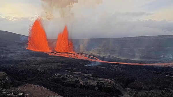 Фонтан лавы высотой с небоскреб: вулкан Килауэа извергается на Гавайях (видео) - Sputnik Беларусь