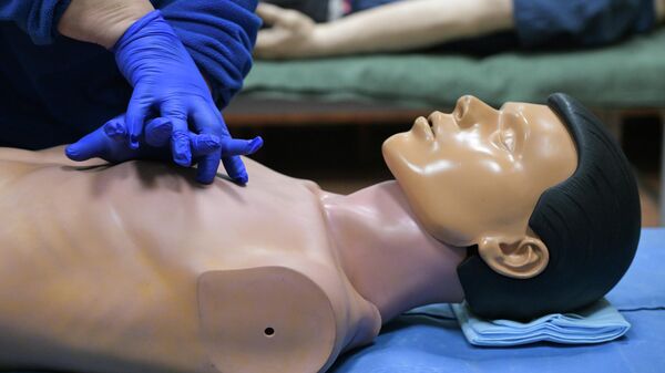 Работа с тренажерами по оказанию первой медицинской помощи - Sputnik Беларусь