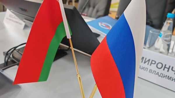 Флаги Беларуси и России - Sputnik Беларусь