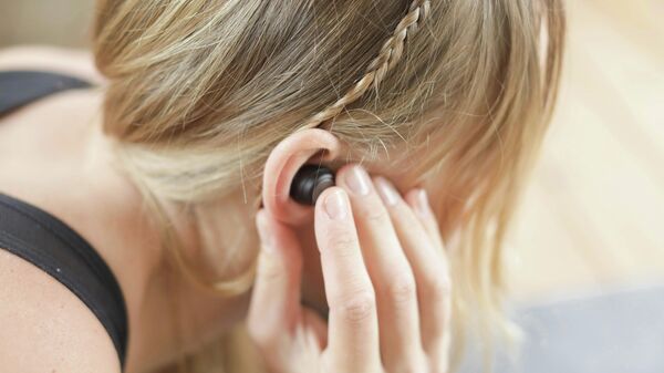 Слушать музыку в наушниках нужно с перерывами и не больше часа в день - Sputnik Беларусь