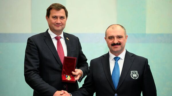 Президент НОК Виктор Лукашенко наградил главу МИД Максима Рыженкова медалью За выдающиеся заслуги  - Sputnik Беларусь