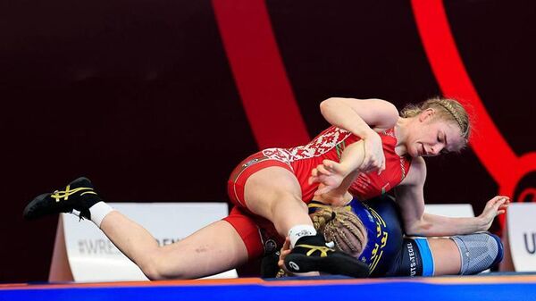 Белоруска Арина Демченко выиграла золото молодежного чемпионата Европы по борьбе - Sputnik Беларусь
