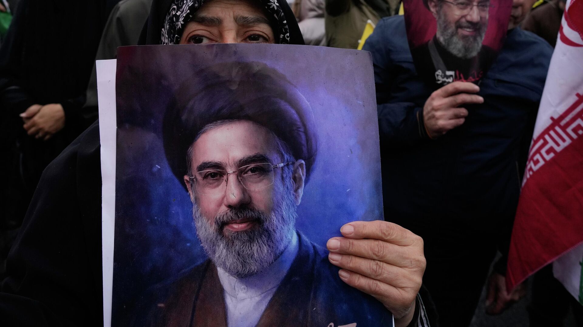 Портрет верховного лидера Ирана Моджтабы Хаменеи