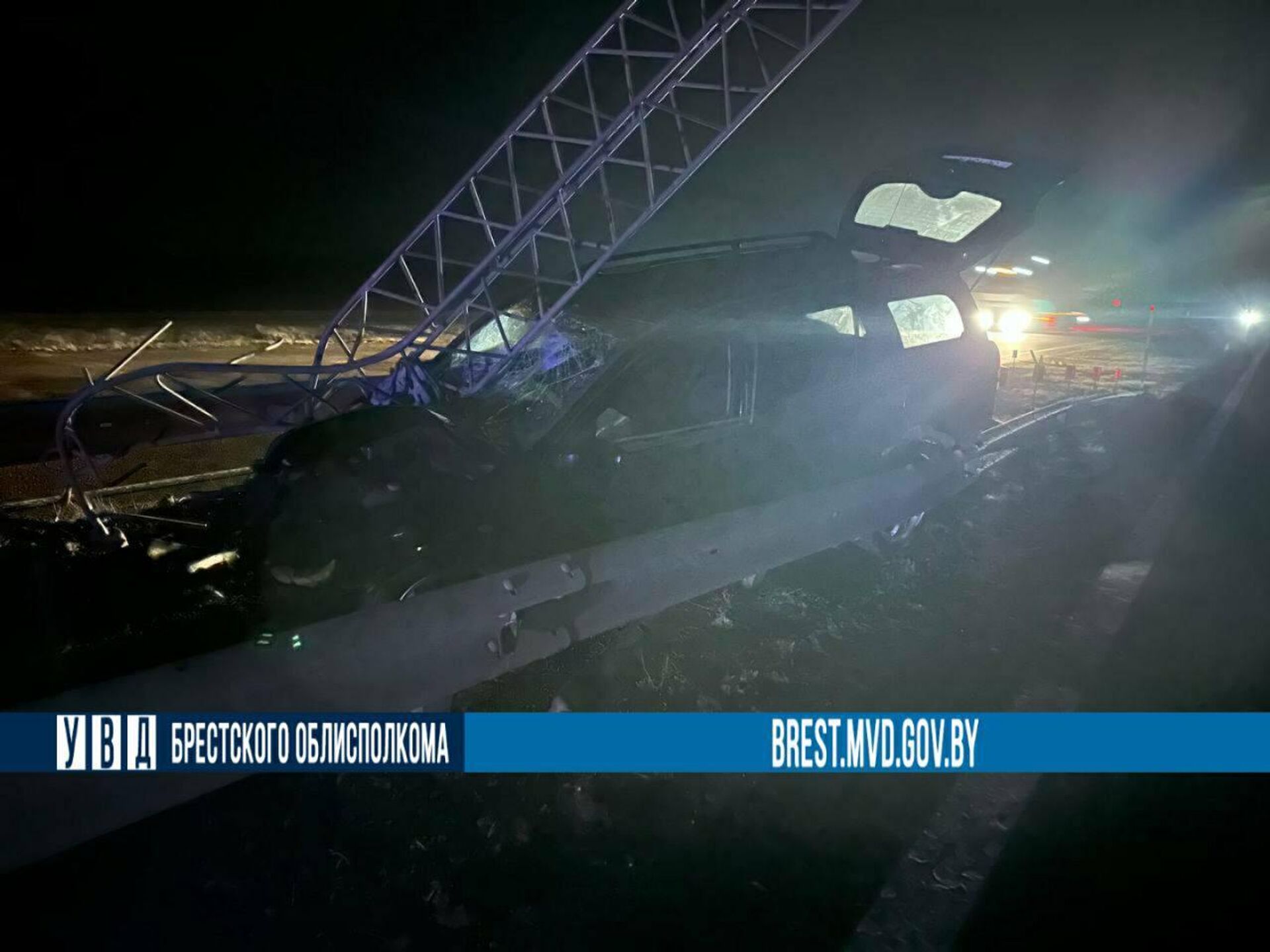 Пьяный бесправник снес опору дорожных знаков на трассе M1 в Березовском районе - Sputnik Беларусь, 1920, 14.03.2026
