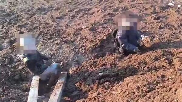 Дети застряли в грязи в Минске - Sputnik Беларусь