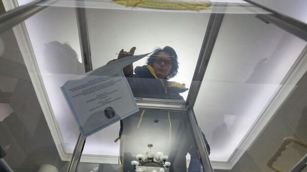 Женщина голосует на референдуме в Казахстане - Sputnik Беларусь