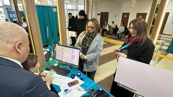 Атмосфера во время референдума в Казахстане доброжелательная - Sputnik Беларусь