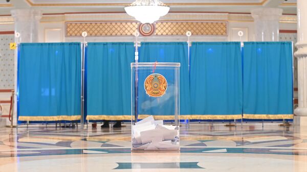 Выбарчы ўчастак №228 у Астане - Sputnik Беларусь