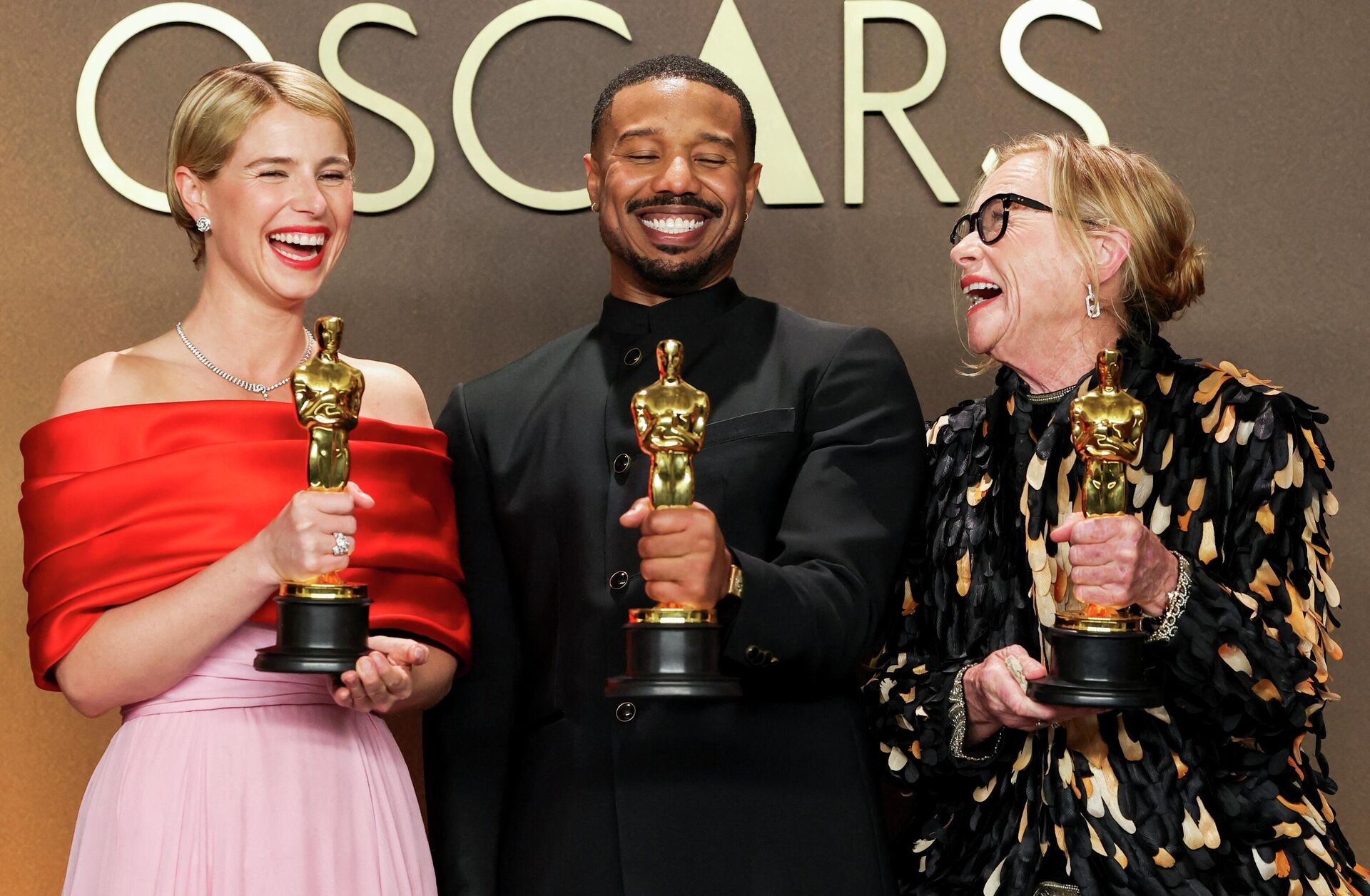 Джесси Бакли, обладательница премии Оскар за лучшую женскую роль в фильме Гамнет, Майкл Б. Джордан, обладатель премии Оскар за лучшую мужскую роль в фильме Грешники, и Эми Мэдиган , обладательница премии Оскар за лучшую женскую роль второго плана в фильме Оружие