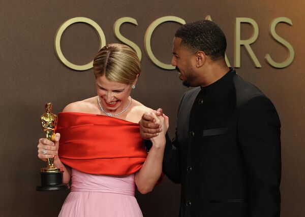 Джесси Бакли получила "Оскар" за лучшую женскую роль в фильме "Хэмнет",  Майкл Б. Джордан - за лучшую мужскую роль в фильме "Грешники".  - Sputnik Беларусь