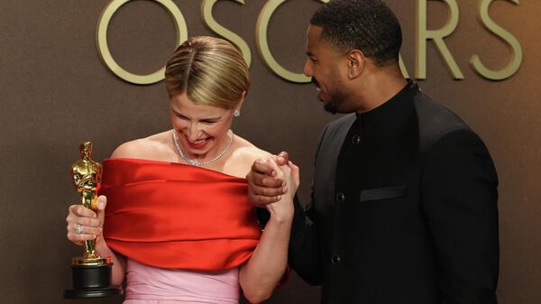 Актриса Джесси Бакли и актер Майкл Б. Джордан на церемонии вручения наград 98-й премии  Оскар  в Лос-Анджелесе - Sputnik Беларусь
