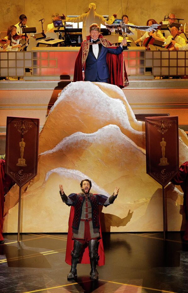 Джош Гробан и ведущий Конан О'Брайен на сцене во время церемонии.   - Sputnik Беларусь