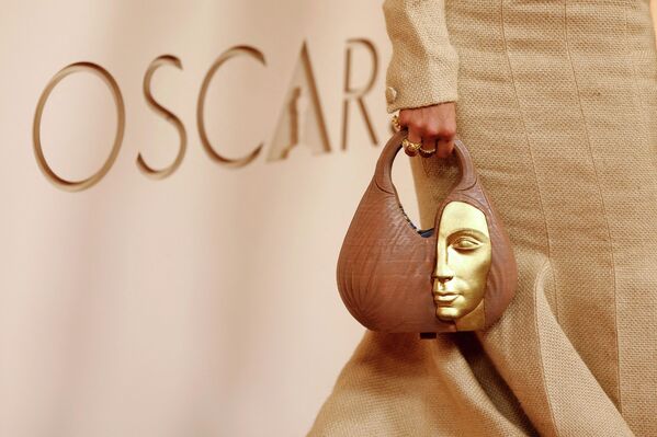 Элис Карвальо с оригинальной сумочкой на красной дорожке. - Sputnik Беларусь