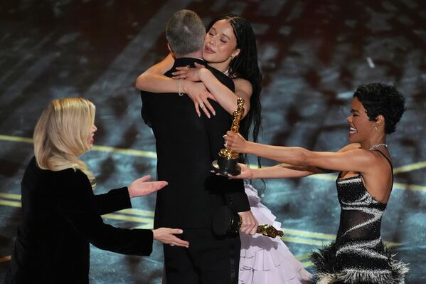 Сара Мерфи (слева направо), Пол Томас Андерсон, Чейз Инфинити и Тейана Тейлор получают награду за фильм "Битва за битвой".  - Sputnik Беларусь