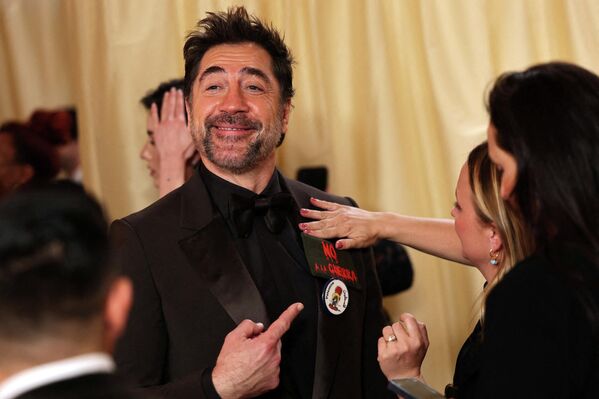 Хавьер Бардем пришел с табличкой с надписью "Нет войне" и значком с упоминанием Палестины.     - Sputnik Беларусь