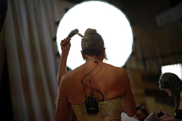 Участница церемонии "Оскар" расчесывает волосы.  - Sputnik Беларусь