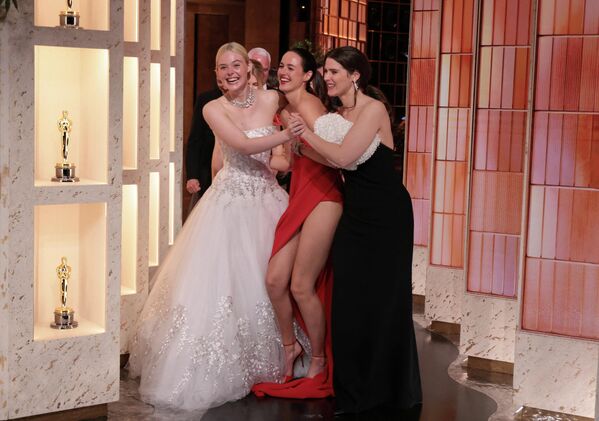 Эль Фаннинг, Рената Рейнсве и Инга Ибсдоттер Лиллеас за кулисами во время вручения премии.  - Sputnik Беларусь