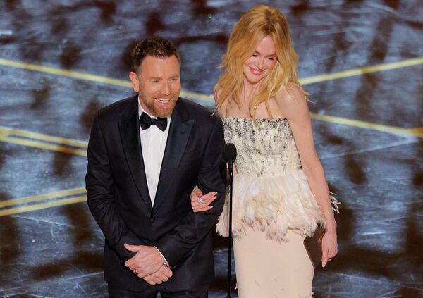 Юэн МакГрегор и Николь Кидман выступают на сцене.  - Sputnik Беларусь