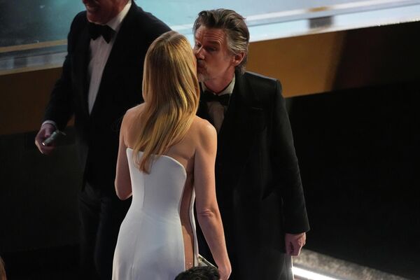 Гвинет Пэлтроу (слева) и Итан Хоук. - Sputnik Беларусь