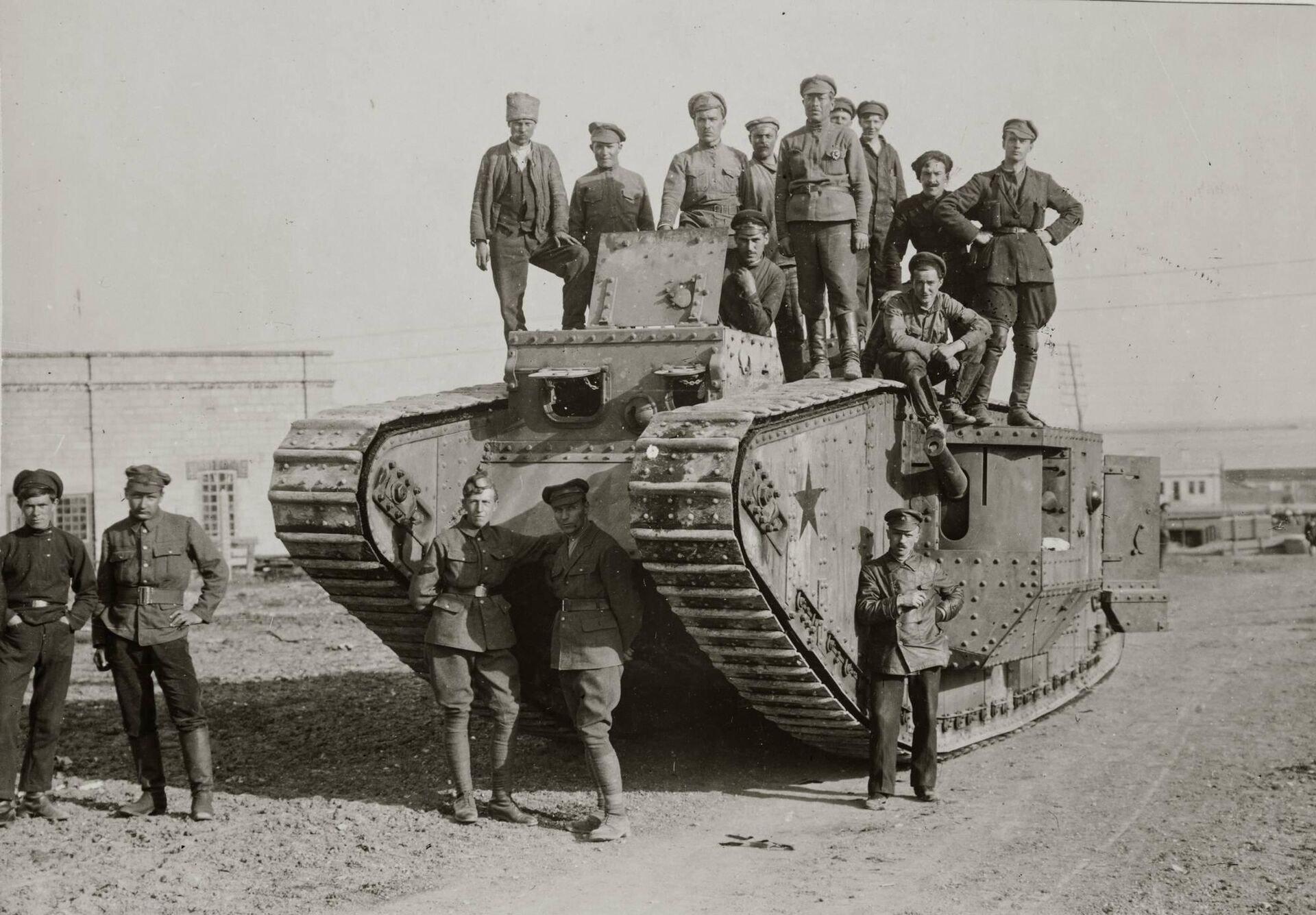 Бойцы Красной Армии у трофейного танка, снимок И. Озерского  - Sputnik Беларусь, 1920, 16.03.2026