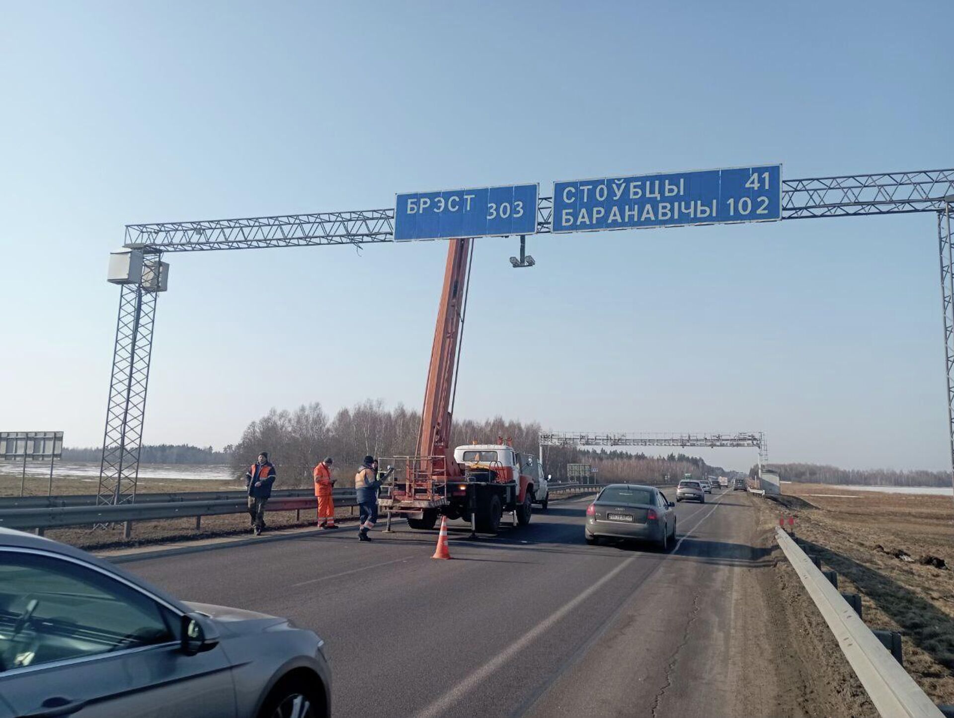Монтаж системы лазерного оповещения на трассе М1 - Sputnik Беларусь, 1920, 17.03.2026