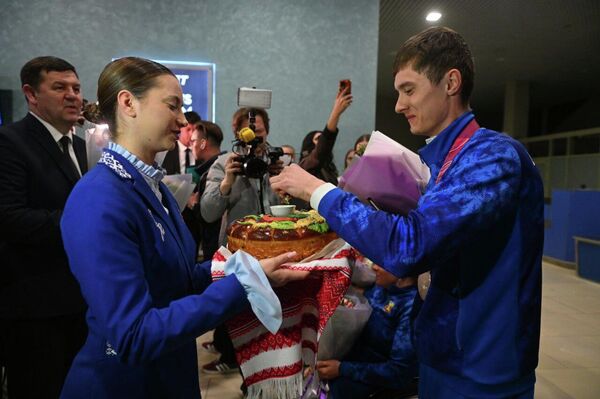 Белорусские паралимпийцы вернулись в Минск - Sputnik Беларусь