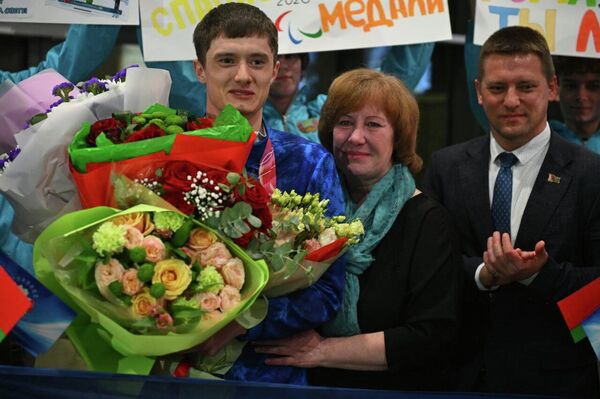 Фотофакт: белорусские паралимпийцы вернулись в Минск - Sputnik Беларусь