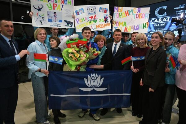 Фотофакт: белорусские паралимпийцы вернулись в Минск - Sputnik Беларусь