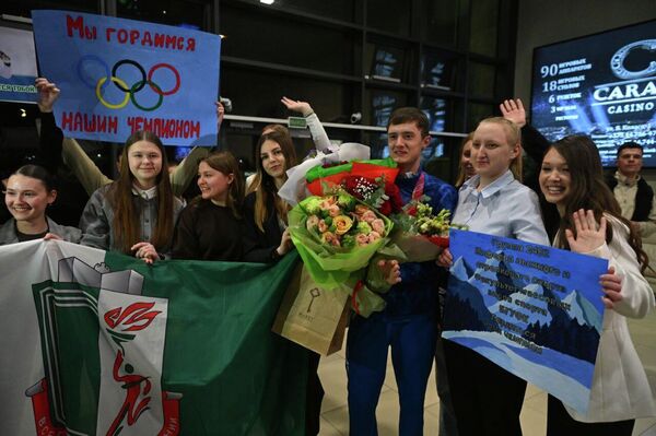 Фотофакт: белорусские паралимпийцы вернулись в Минск - Sputnik Беларусь