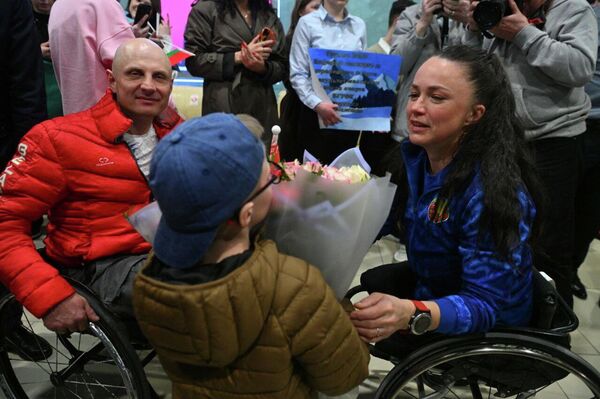 Фотофакт: белорусские паралимпийцы вернулись в Минск - Sputnik Беларусь