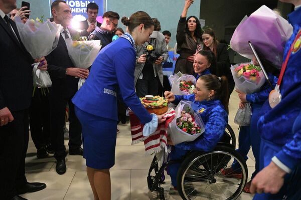 Фотофакт: белорусские паралимпийцы вернулись в Минск - Sputnik Беларусь