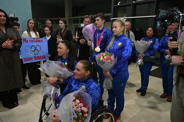 Фотофакт: белорусские паралимпийцы вернулись в Минск - Sputnik Беларусь
