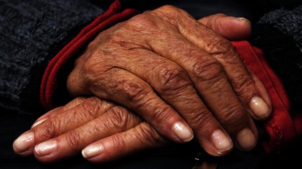 Руки пожилого человека - Sputnik Беларусь