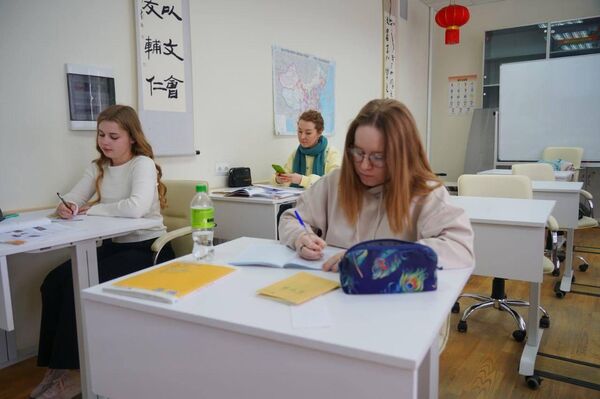 Центр сдачи международных экзаменов по китайскому языку открыли в Гомеле - Sputnik Беларусь
