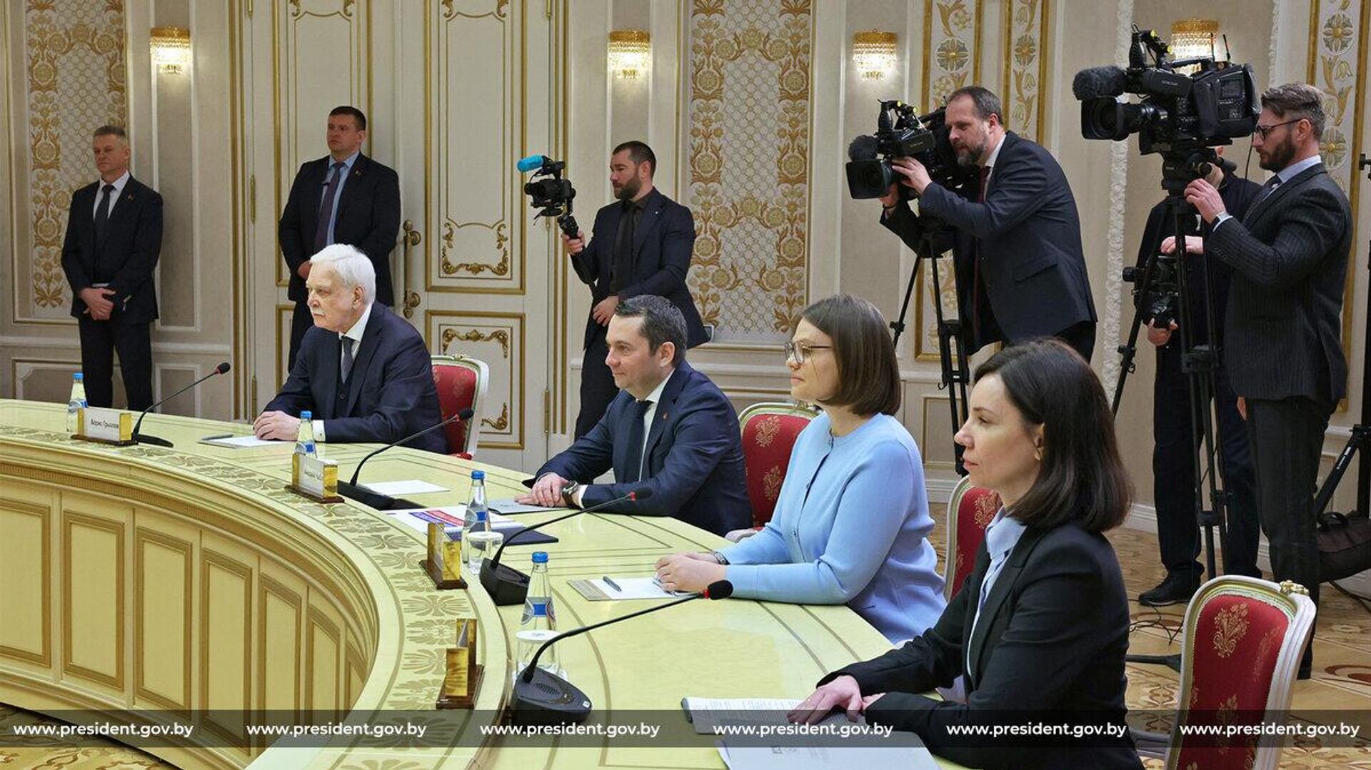 Губернатор Мурманской области Андрей Чибис и посол РФ в Беларуси Борис Грызлов на встрече с президентом Беларуси Александр Лукашенко 2 марта 2026 года. - Sputnik Беларусь, 1920, 19.03.2026